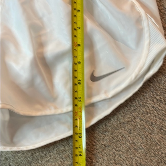 NEW Nike Women's Tempo Modern Embossed 4" WHITE Running Shorts AJ4713-100 L - Picture 7 of 9